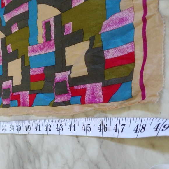 Elaine Gold scarf. - Picture 4 of 5